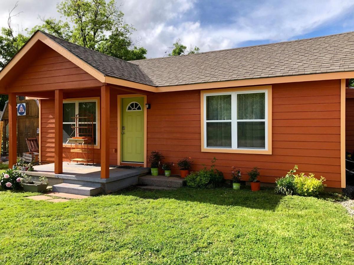 Ez 1 Mile To Fort Sill! Pumpkin Cottage Sleeps 9, Grills, Firepit, Laundry ロートン エクステリア 写真